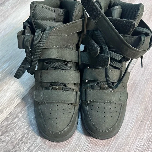 Nike High-Top Sneakers in Olive Green - Picture 2 of 4